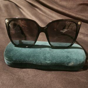 Gucci GG0632S-001-56 Women's NWOT Sunglasses and Gucci hardcase Green